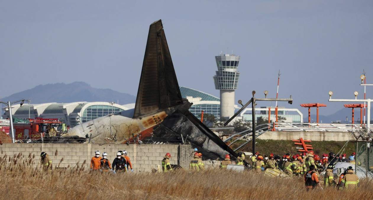 સૌથી ભયંકર મોટું પ્લેન ક્રેશ, માસુમ 96નાં મોત,એરપોર્ટની દીવાલ સાથે અથડાયું અને જોરદાર વિસ્ફોટ થયો- જુઓ